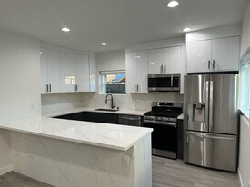 608 W Hillcrest Blvd in Inglewood, CA - Building Photo