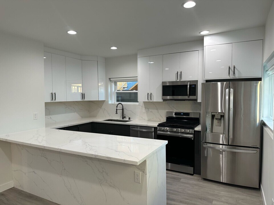 608 W Hillcrest Blvd in Inglewood, CA - Building Photo