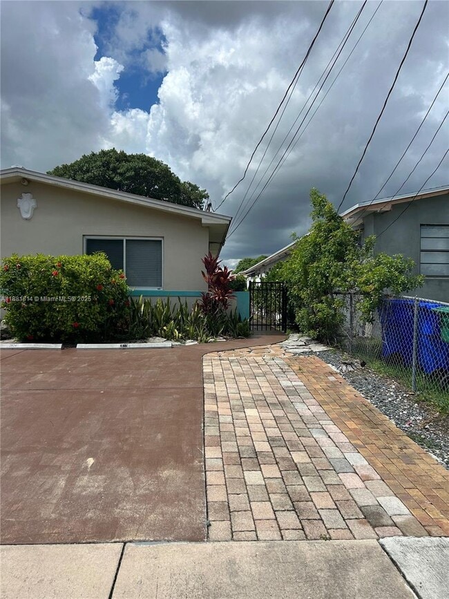 2806 SW 35th Ave in Miami, FL - Building Photo - Building Photo