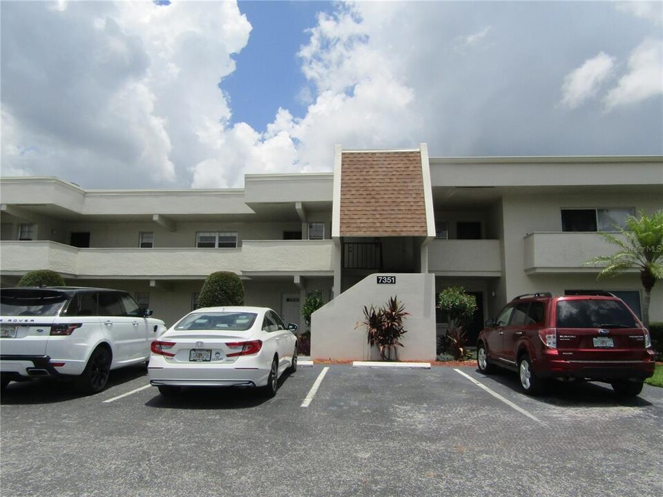 7351 W Country Club Dr N in Sarasota, FL - Building Photo