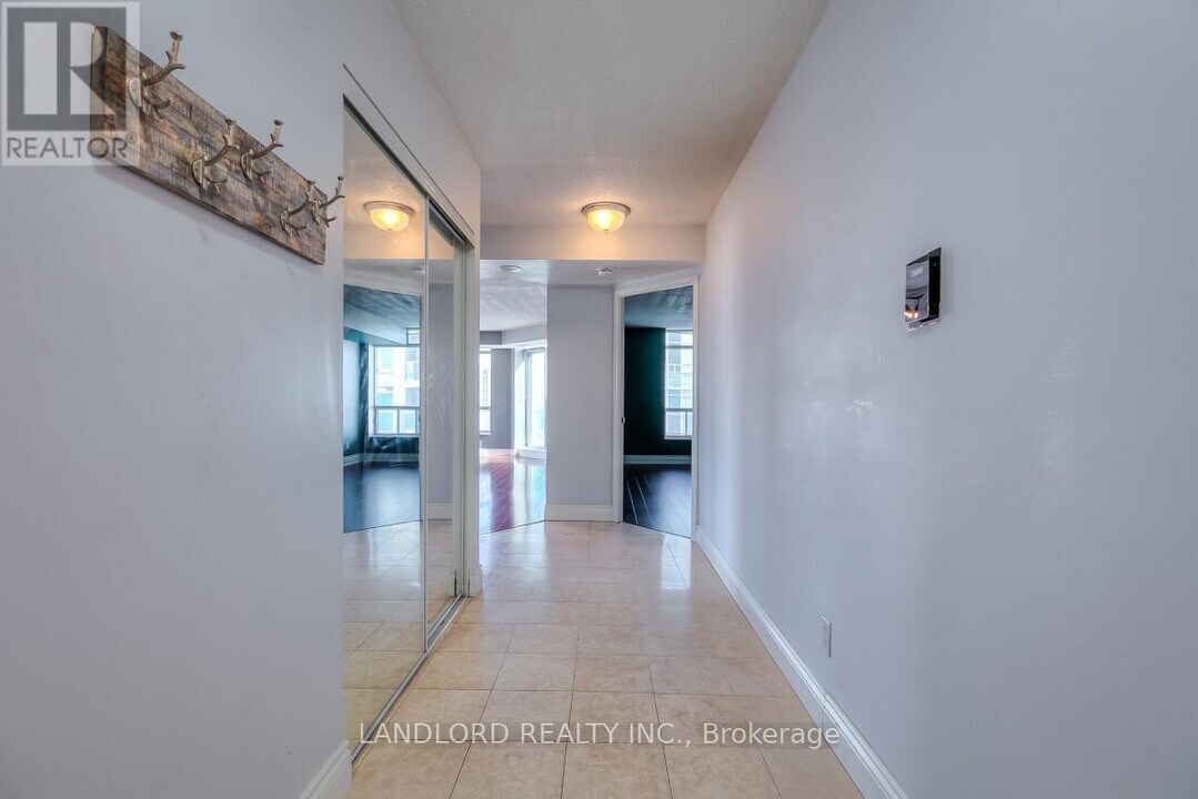 190 Manitoba St in Toronto, ON - Building Photo