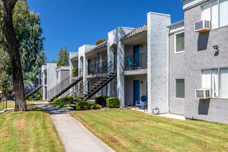 Carroll Apartments in San Diego, CA - Foto de edificio - Building Photo