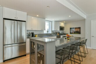 335 W 2nd St, Unit 16 in Boston, MA - Building Photo - Building Photo