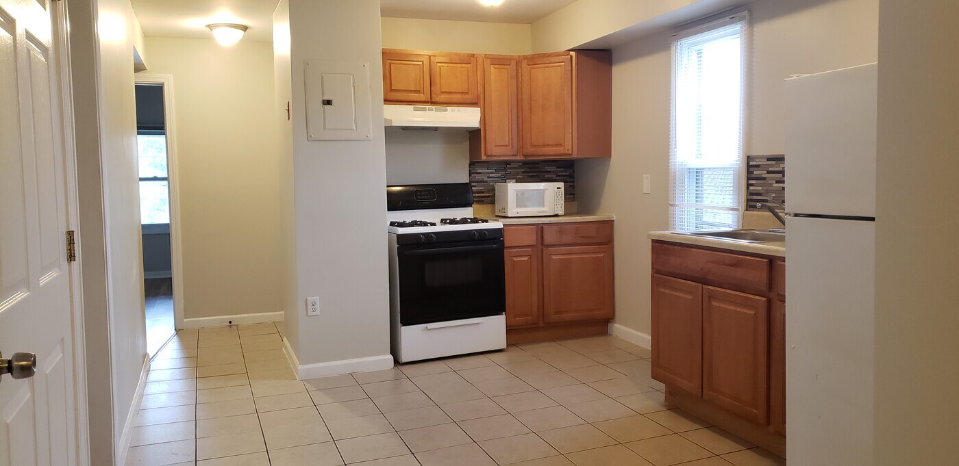279 Captain Thomas Blvd in West Haven, CT - Building Photo