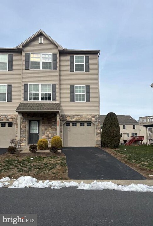 6209 Galleon Drive in Mechanicsburg, PA - Building Photo