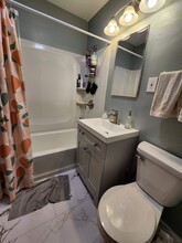 2206 E Locust St, Unit 2120 in Milwaukee, WI - Foto de edificio - Building Photo