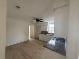 121 N Spooner St in Pasadena, TX - Building Photo