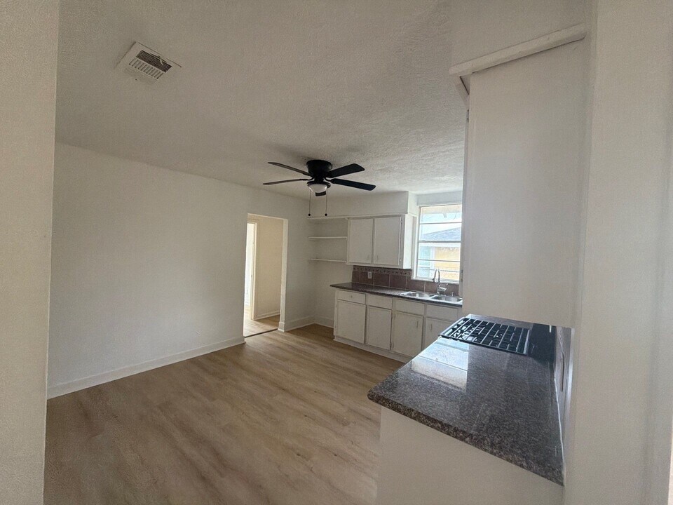 121 N Spooner St in Pasadena, TX - Building Photo