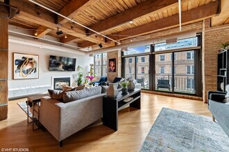 375 W Erie St in Chicago, IL - Foto de edificio - Building Photo