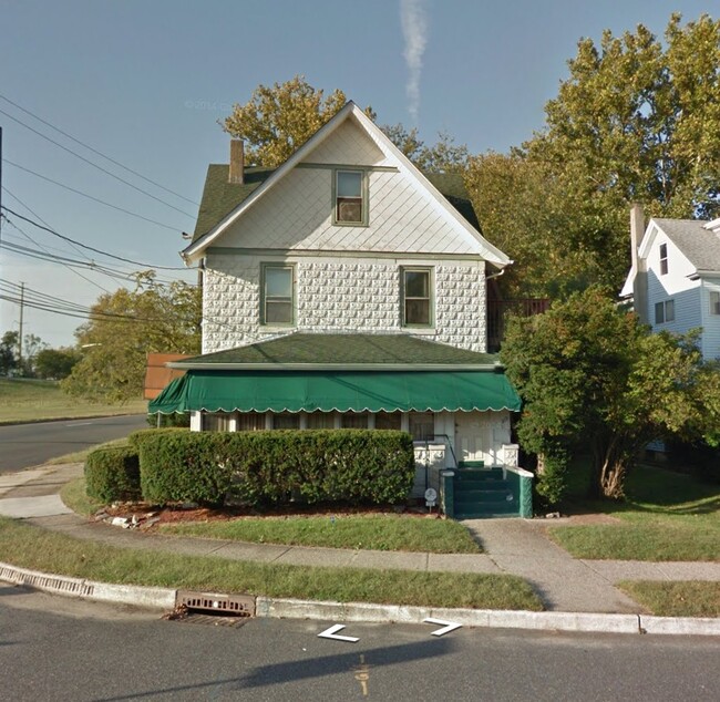 212 Woodbine Ave