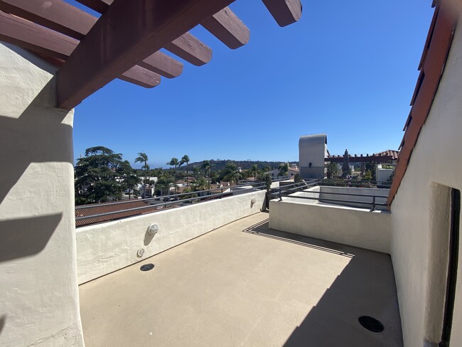 1532 State St, Unit B in Santa Barbara, CA - Building Photo - Building Photo