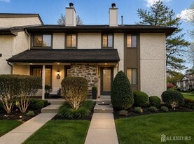 101 Hampshire Dr in Plainsboro, NJ - Building Photo