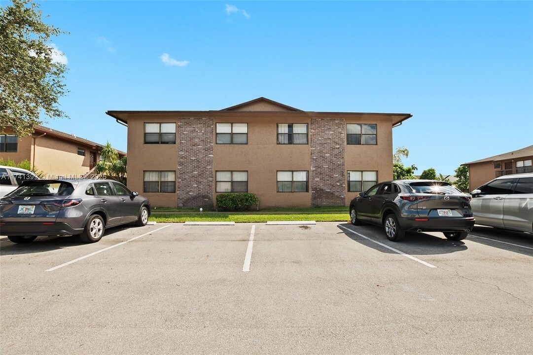 10053 Winding Lake Rd in Sunrise, FL - Foto de edificio