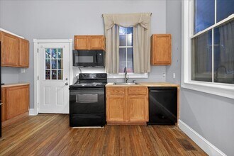 211 W 38th St in Savannah, GA - Building Photo - Building Photo