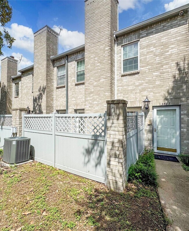 6000 Reims Rd in Houston, TX - Building Photo - Building Photo