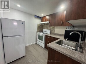 24 Grand River Ct in Brampton, ON - Building Photo - Building Photo