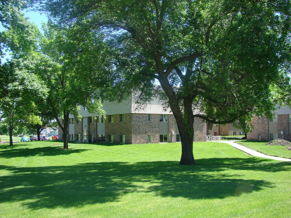 COUNTRY VILLAGE APARTMENTS in Redwood Falls, MN - Building Photo