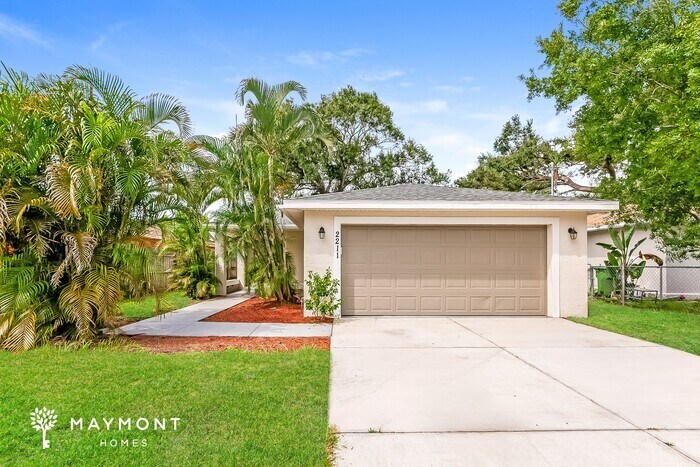 2211 Martin Luther King Ave E in Bradenton, FL - Building Photo