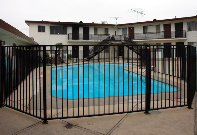 Edgewood Apartments in Inglewood, CA - Building Photo - Building Photo