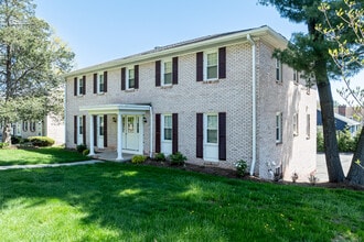 Evergreen Place in Hamden, CT - Foto de edificio - Primary Photo