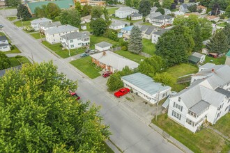 40 Monument Street in Winslow, ME - Foto de edificio - Building Photo