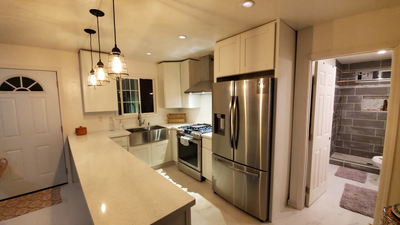 2240 Raymond Ln in Altadena, CA - Building Photo