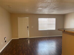 9105 W Hillsborough Ave in Tampa, FL - Building Photo - Building Photo