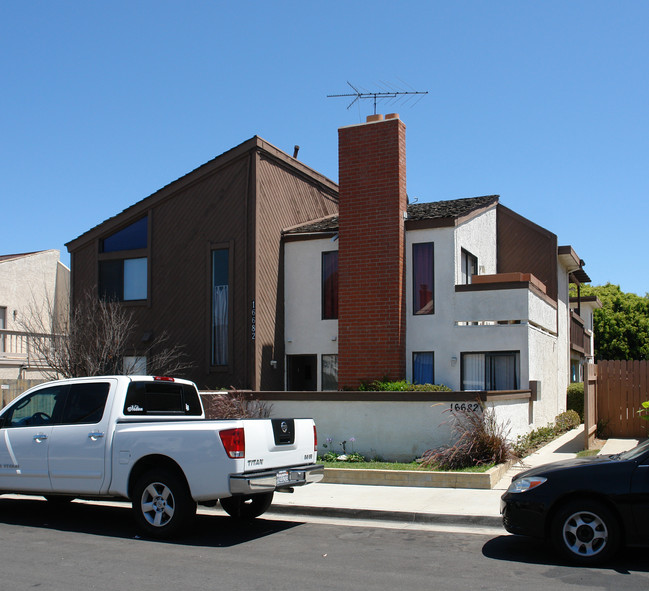 16682 Dolores St in Huntington Beach, CA - Foto de edificio - Building Photo