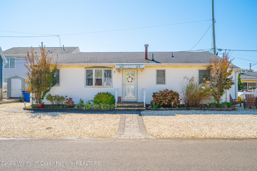 121 Jacobsen Ln in Lavallette, NJ - Foto de edificio