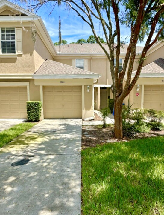 9828 Fan Palm Way in Tampa, FL - Foto de edificio