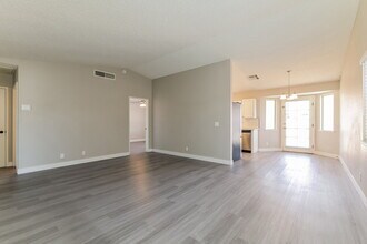 597 Jackson Dr in Henderson, NV - Foto de edificio - Building Photo