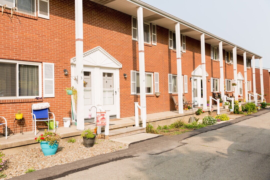 1 Fincher Ln, Unit 10 in Butler, PA - Building Photo