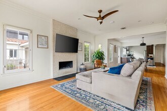 2818 S Holt Ave in Los Angeles, CA - Foto de edificio - Building Photo