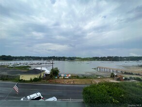 293 W Shore Rd in Huntington, NY - Foto de edificio - Building Photo