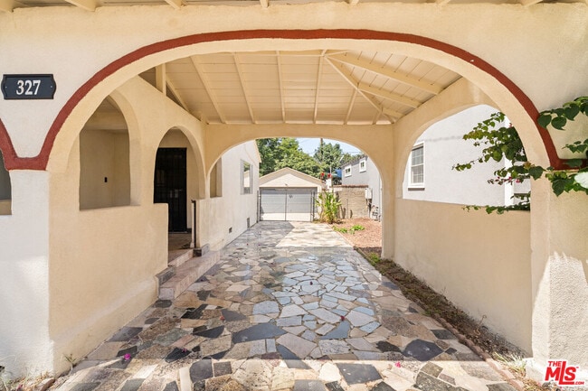 327 N Avon St in Burbank, CA - Building Photo - Building Photo