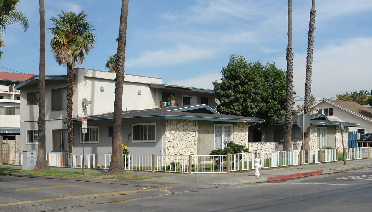 425-427 W Washington Ave in Santa Ana, CA - Building Photo