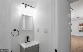 2042 E Somerset St in Philadelphia, PA - Building Photo - Building Photo