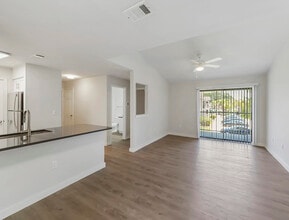 Lakeside Apartments in Beaumont, TX - Building Photo - Building Photo