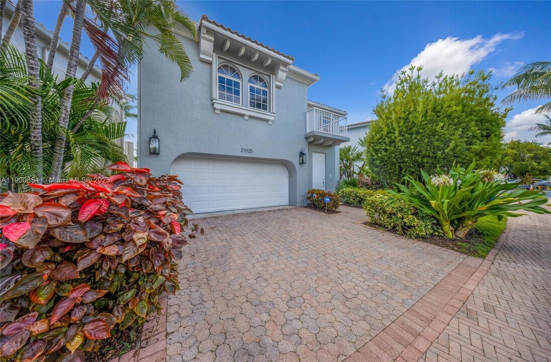 21025 NE 31st Ave in Aventura, FL - Building Photo