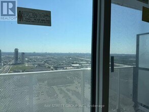 28 Interchange Wy in Vaughan, ON - Building Photo - Building Photo