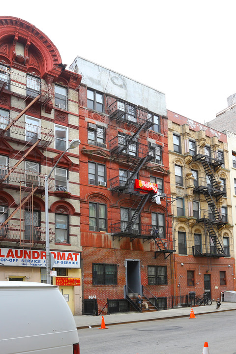 164 Henry St in New York, NY - Building Photo