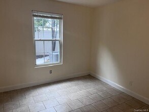 388 W Montauk Hwy in Lindenhurst, NY - Building Photo - Building Photo