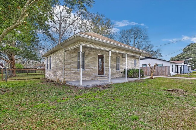 302 S Winfree St in Dayton, TX - Building Photo - Building Photo