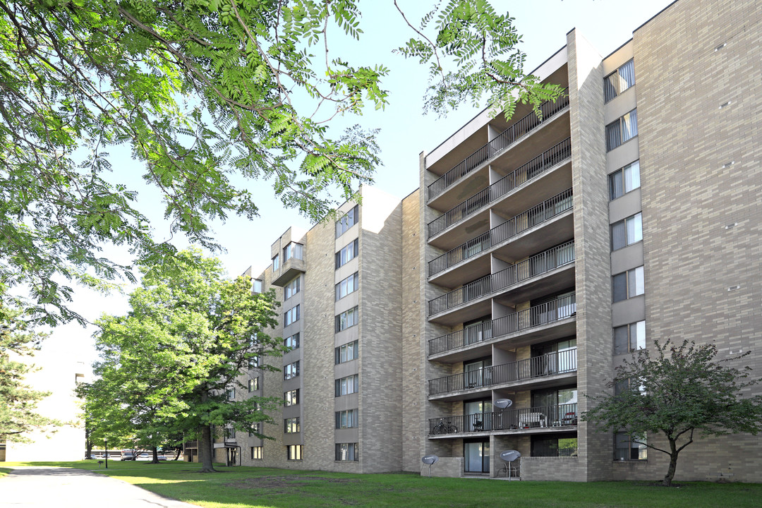 The Heights of Southfield in Southfield, MI - Foto de edificio