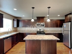 468 Tulip Ave in Woodburn, OR - Building Photo - Building Photo