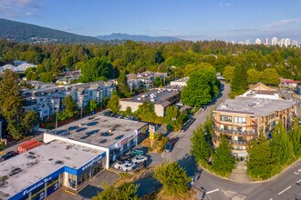 856 15th St W in North Vancouver, BC - Building Photo - Building Photo