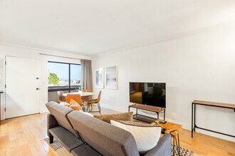 970 Palm Ave, Unit 302 in West Hollywood, CA - Building Photo - Building Photo