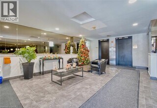 135 Base Line Rd W in London, ON - Building Photo - Building Photo