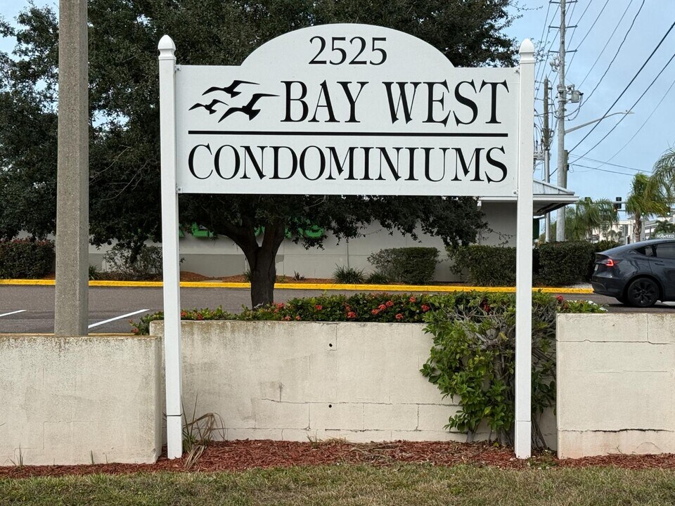 2525 W Bay Dr in Belleair Bluffs, FL - Building Photo