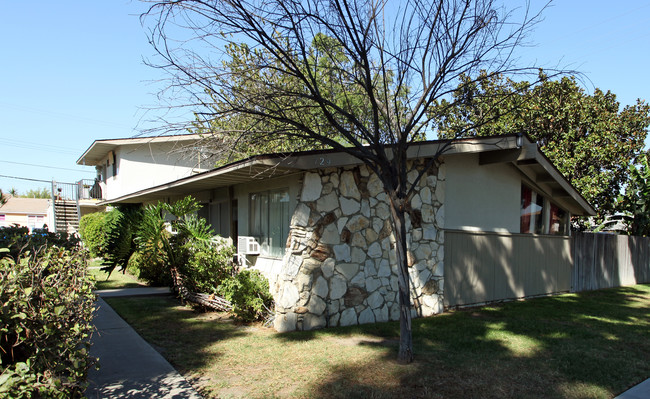 729 W Provential Dr in Anaheim, CA - Foto de edificio - Building Photo